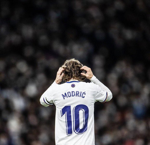 Gfsooly's tweet photo. مودريتش بعمر الـ37 جالس يؤدي و يمتع أعين المشاهدين غالبًا مثل هذا العمر يلعب الآن في الصين ولا قطر ولا الدوري الامريكي عشان يبحث عن رزقه .. 

استثنائي هذا الكرواتي ولن يتكرر ابداً ! https://t.co/NxG1RGzEe2