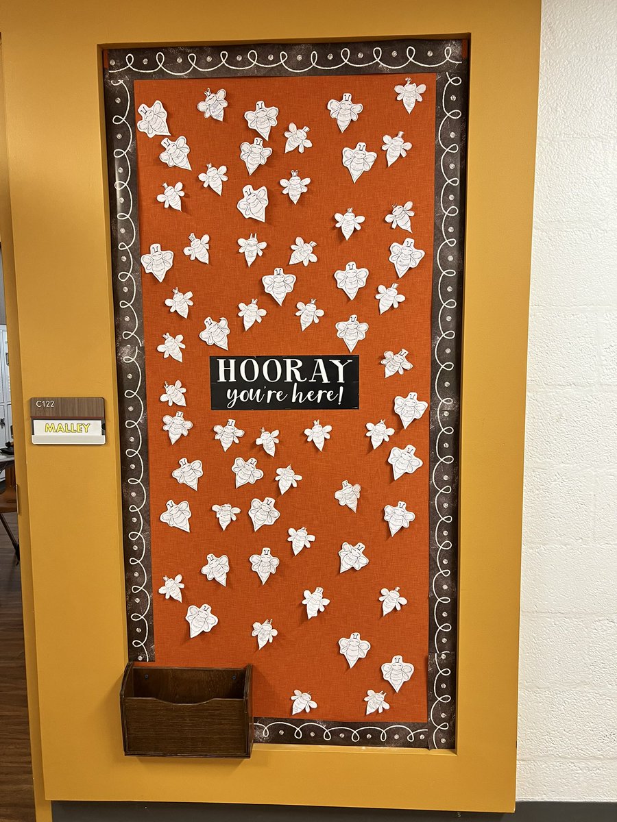 klmalley's tweet photo. Reading is the “BUZZ” in 5th grade! #SPSreads @SunshineBees https://t.co/hPWrYHZAlB
