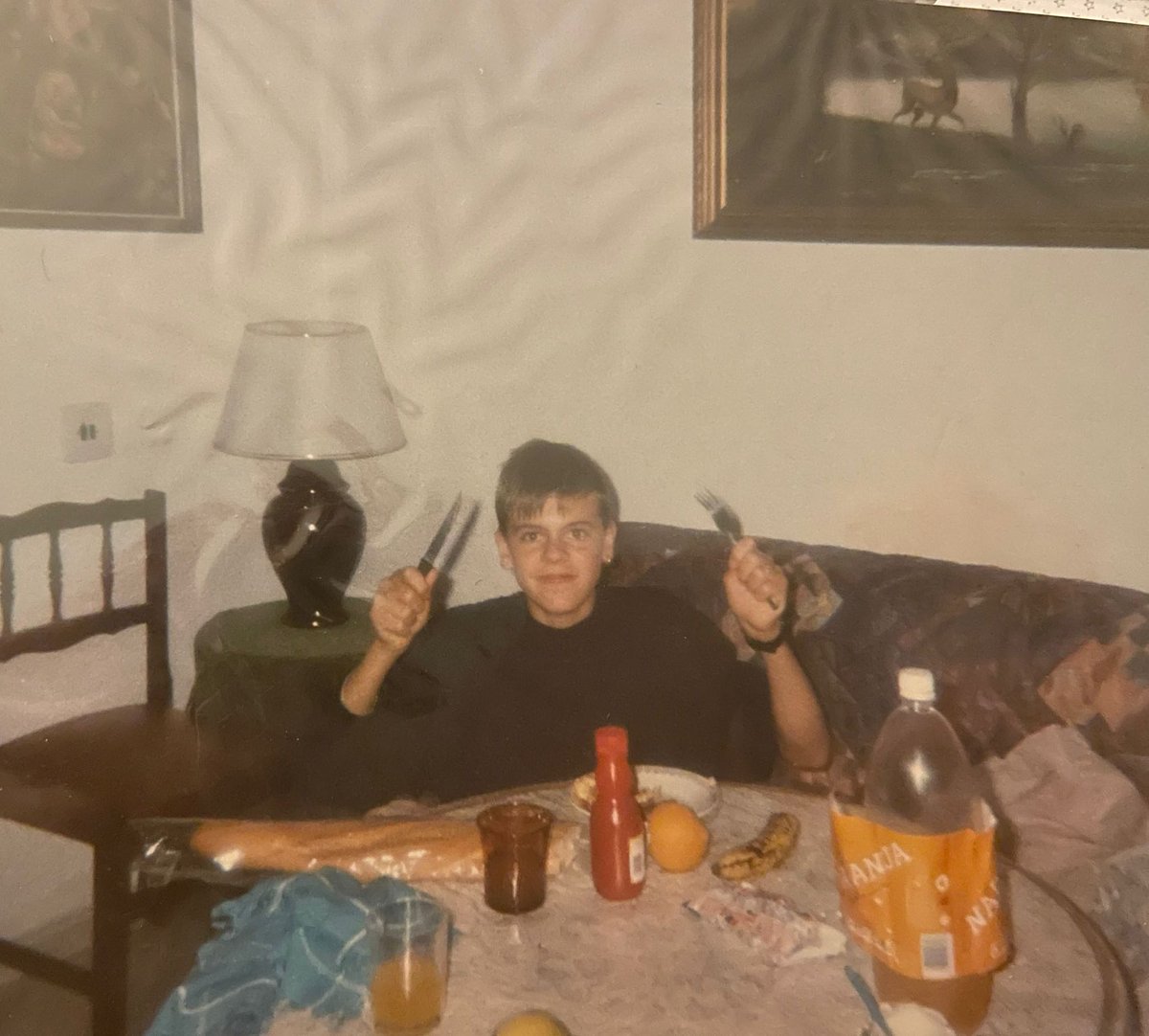 clararuiz99's tweet photo. Hola!! Sabemos que es muy difícil pero queremos intentarlo 🙏🏽

Entre los años 1994 y 1997 mis abuelos Pepe y Juana adoptaron a un niño de Ucrania llamado GIORGIY KOVALEV (Ковалев Григорий), vivía en Yalta, Crimea. https://t.co/RXHgcu9gIG