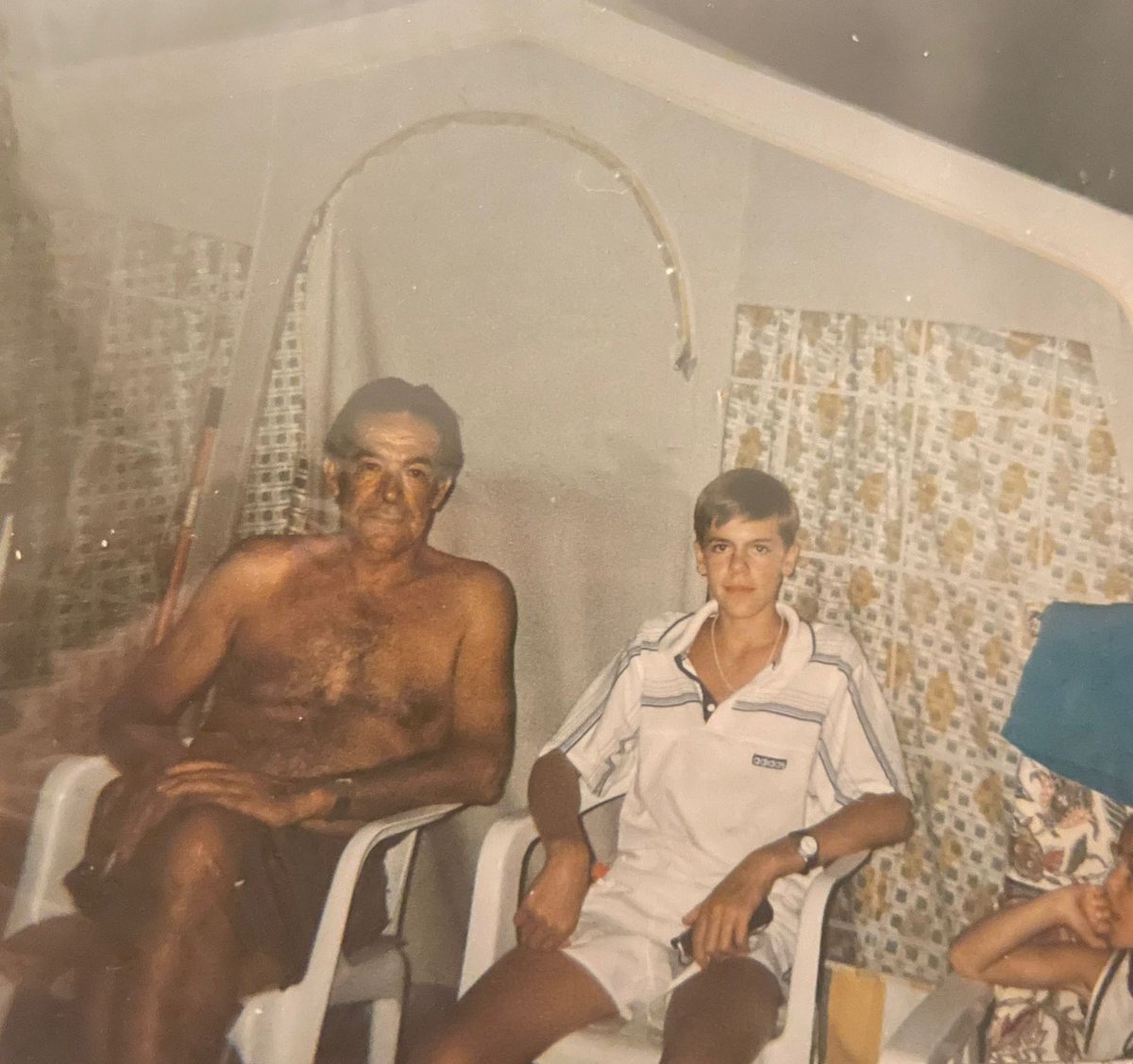 clararuiz99's tweet photo. Hola!! Sabemos que es muy difícil pero queremos intentarlo 🙏🏽

Entre los años 1994 y 1997 mis abuelos Pepe y Juana adoptaron a un niño de Ucrania llamado GIORGIY KOVALEV (Ковалев Григорий), vivía en Yalta, Crimea. https://t.co/RXHgcu9gIG