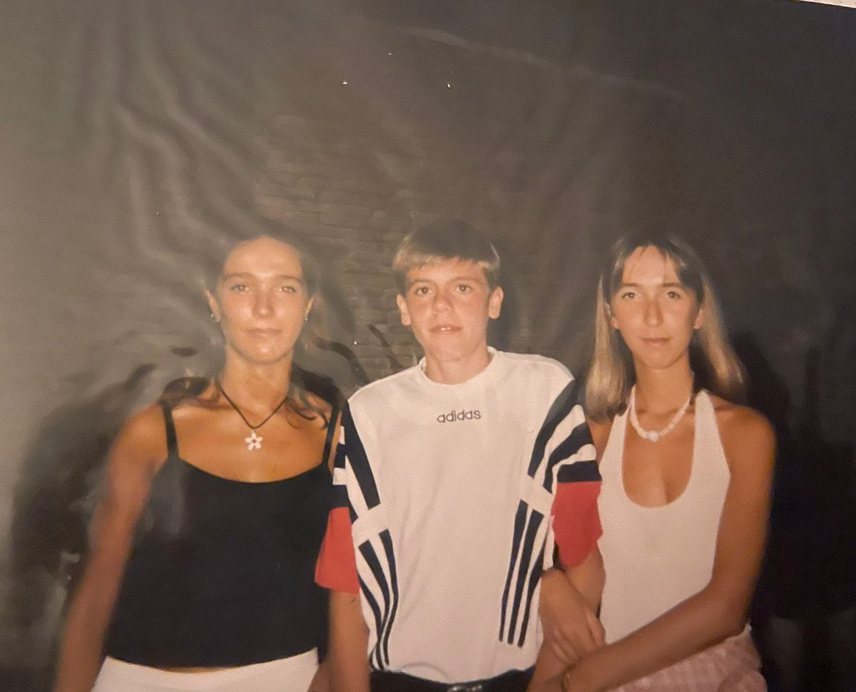 clararuiz99's tweet photo. Hola!! Sabemos que es muy difícil pero queremos intentarlo 🙏🏽

Entre los años 1994 y 1997 mis abuelos Pepe y Juana adoptaron a un niño de Ucrania llamado GIORGIY KOVALEV (Ковалев Григорий), vivía en Yalta, Crimea. https://t.co/RXHgcu9gIG