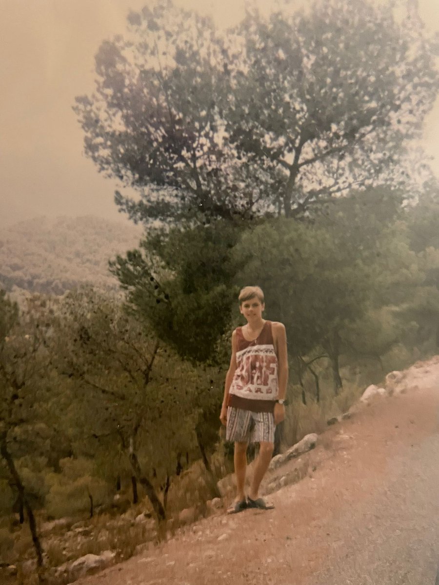clararuiz99's tweet photo. Hola!! Sabemos que es muy difícil pero queremos intentarlo 🙏🏽

Entre los años 1994 y 1997 mis abuelos Pepe y Juana adoptaron a un niño de Ucrania llamado GIORGIY KOVALEV (Ковалев Григорий), vivía en Yalta, Crimea. https://t.co/RXHgcu9gIG