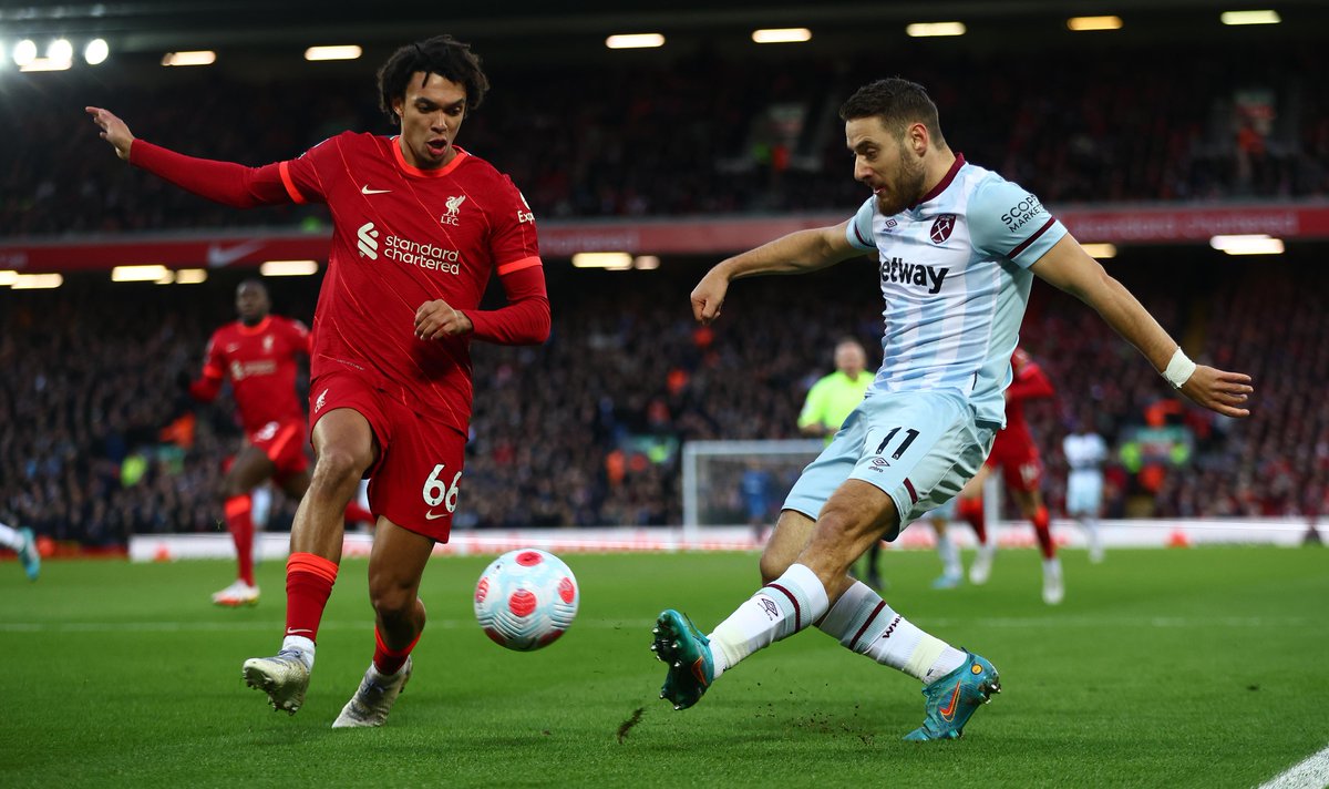 Muhamma93322457's tweet photo. HALF-TIME Liverpool 1-0 West Ham

Chances created at both sides but it's Sadio Mane's goal that gives Liverpool the edge

#LIVWHU https://t.co/KgETalYr33