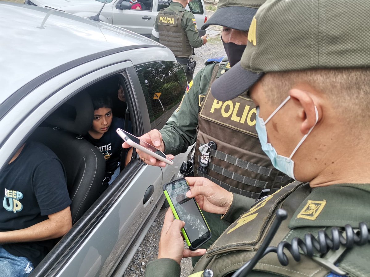PoliciaStander's tweet photo. #ConstruyendoSeguridad | En vía nacional que comunica del municipio de #Barbosa a #Guepsa🚓👮🏼realizamos planes de registro y control a personas, vehículos y solicitud de antecedentes, garantizando la tranquilidad de los santandereanos. #ImplacablesContraElDelito https://t.co/NcKuv6LIMC