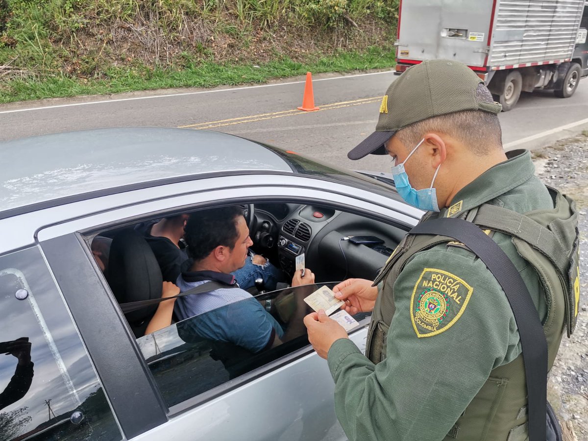 PoliciaStander's tweet photo. #ConstruyendoSeguridad | En vía nacional que comunica del municipio de #Barbosa a #Guepsa🚓👮🏼realizamos planes de registro y control a personas, vehículos y solicitud de antecedentes, garantizando la tranquilidad de los santandereanos. #ImplacablesContraElDelito https://t.co/NcKuv6LIMC