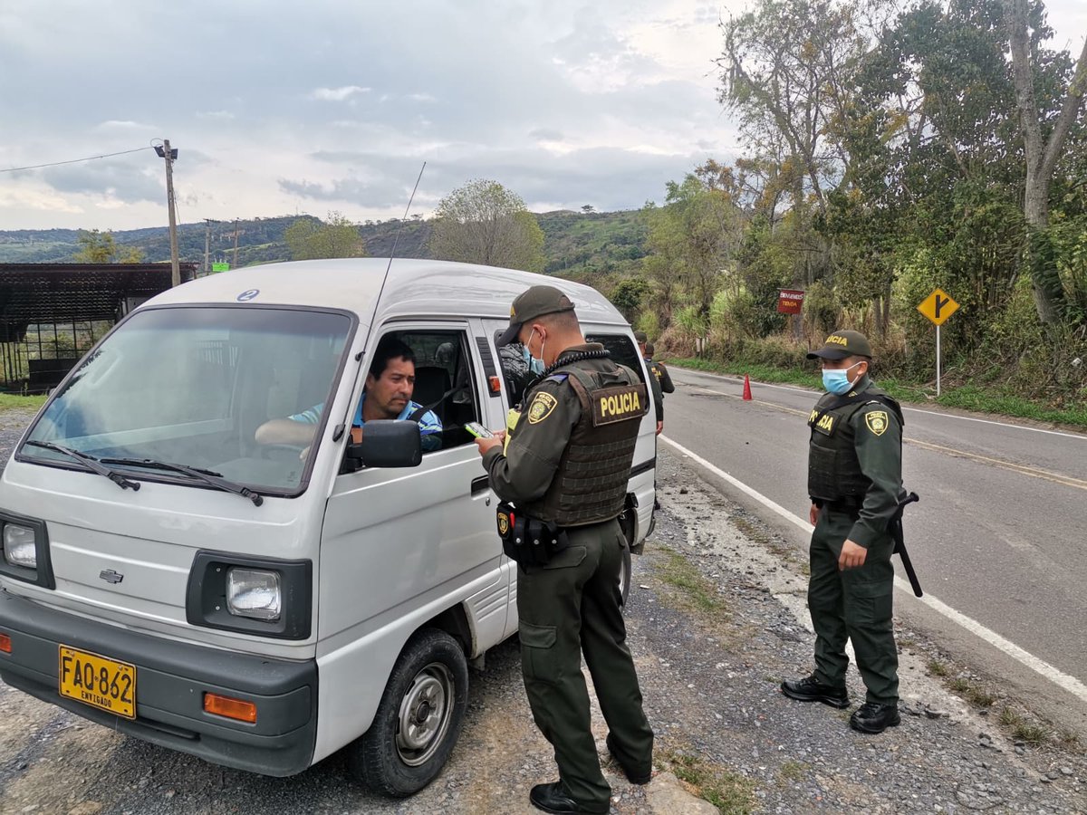 PoliciaStander's tweet photo. #ConstruyendoSeguridad | En vía nacional que comunica del municipio de #Barbosa a #Guepsa🚓👮🏼realizamos planes de registro y control a personas, vehículos y solicitud de antecedentes, garantizando la tranquilidad de los santandereanos. #ImplacablesContraElDelito https://t.co/NcKuv6LIMC