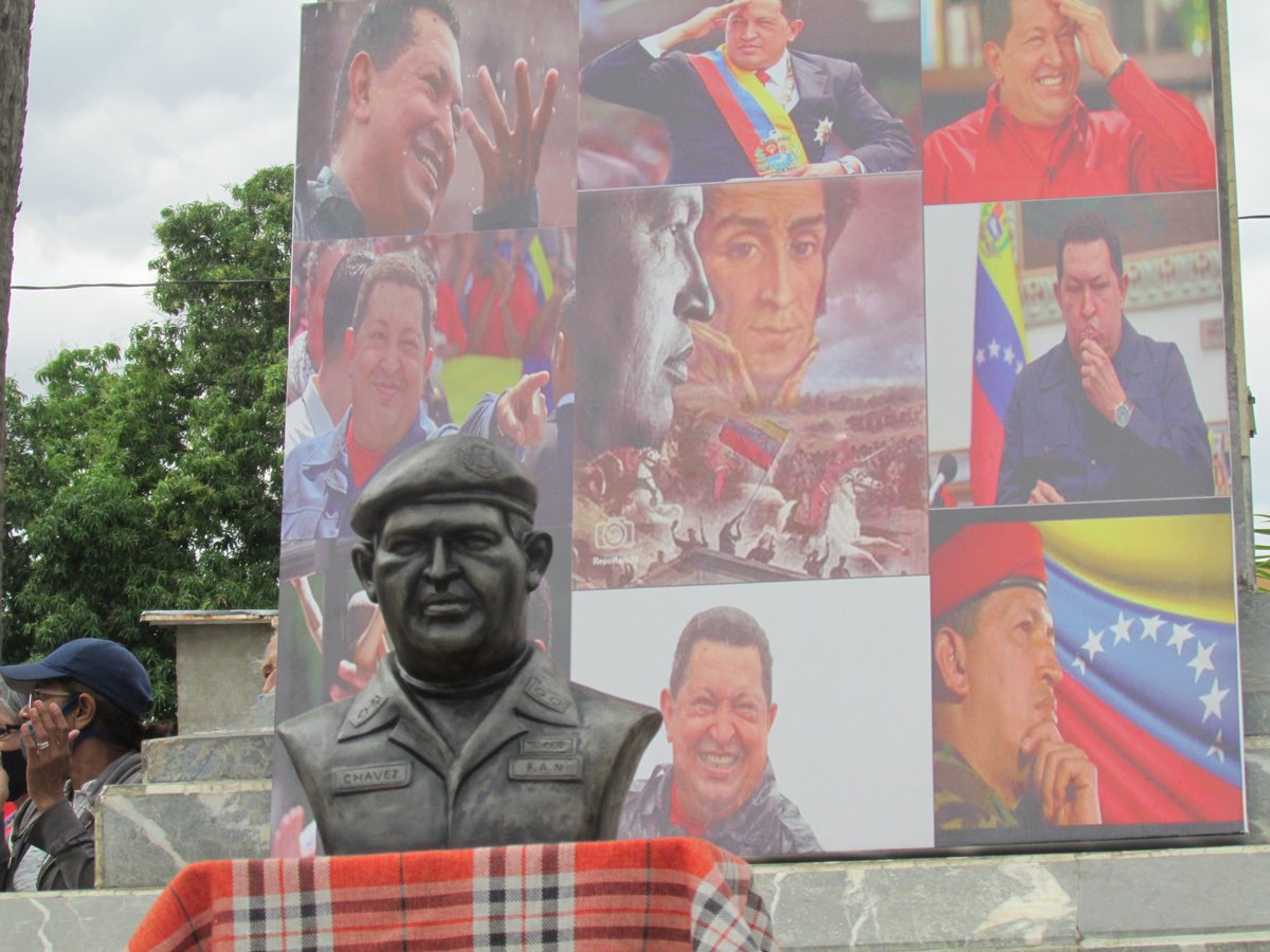 RSuarezPSUV's tweet photo. #05Mar Carora homenajeo a líder de la revolución bolivariana  Hugo Chávez a 9 años de su siembra.

#ChavezSiempreInvicto https://t.co/p6SkHjSG0R