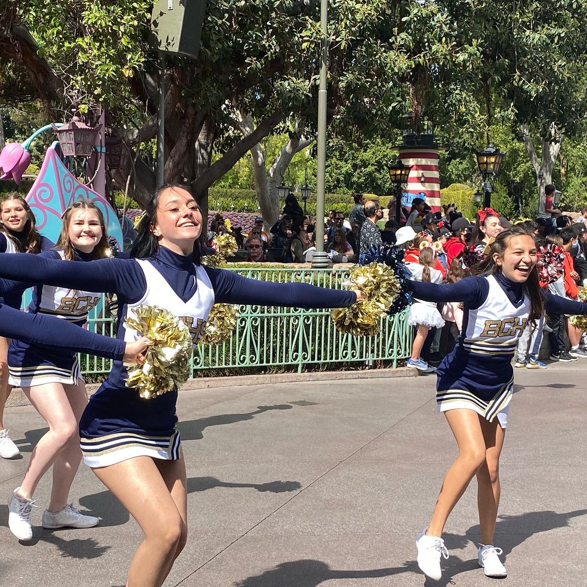 boulder_hs's tweet photo. Cheering at Disney.  #bchs41 #bchscheer https://t.co/i5HrBrJMBl