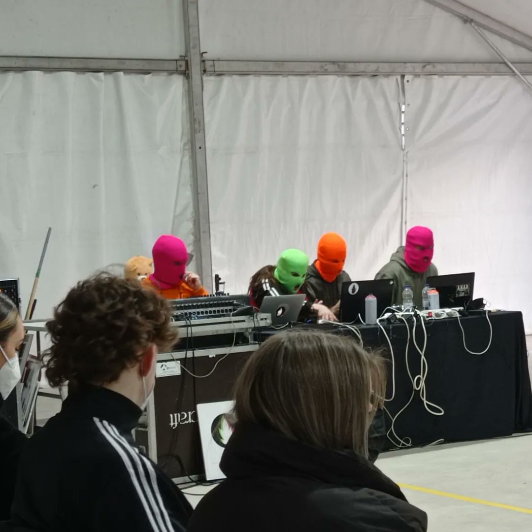 TeatreEspert's tweet photo. 🟣 Segona jornada del #FestivalZero amb el provocador i actual Container de @emiliagargot i amb l'equilibri i la calma de #Cossoc.
Dos espectacles on públic i artistes han transformat espais no habituals. https://t.co/9ST4IxtSSb
