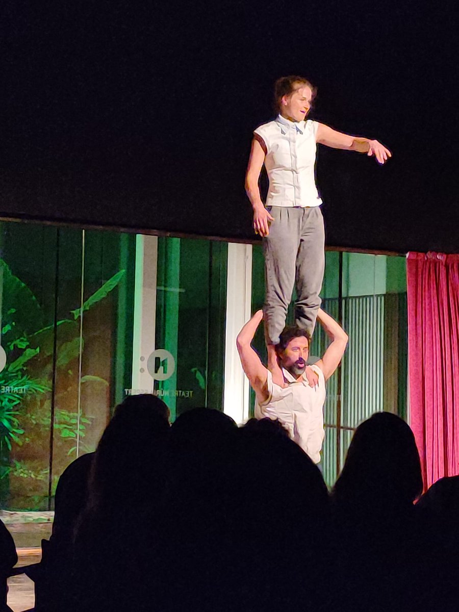 TeatreEspert's tweet photo. 🟣 Segona jornada del #FestivalZero amb el provocador i actual Container de @emiliagargot i amb l'equilibri i la calma de #Cossoc.
Dos espectacles on públic i artistes han transformat espais no habituals. https://t.co/9ST4IxtSSb