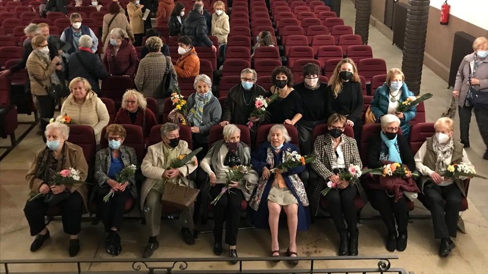 AlbaLopezVaras's tweet photo. Agraïda infinitament a totes aquestes dones (i les que no han pogut venir) per deixar-nos entrar a les seves vides i explicar-les el millor que hem pogut. Agraïda de fer-ho amb grans companyes de viatge, @fabskje @juliavigop, Mireia i la resta de @DretsCivilsStgs #8MSitges https://t.co/cFqE0KSLJE
