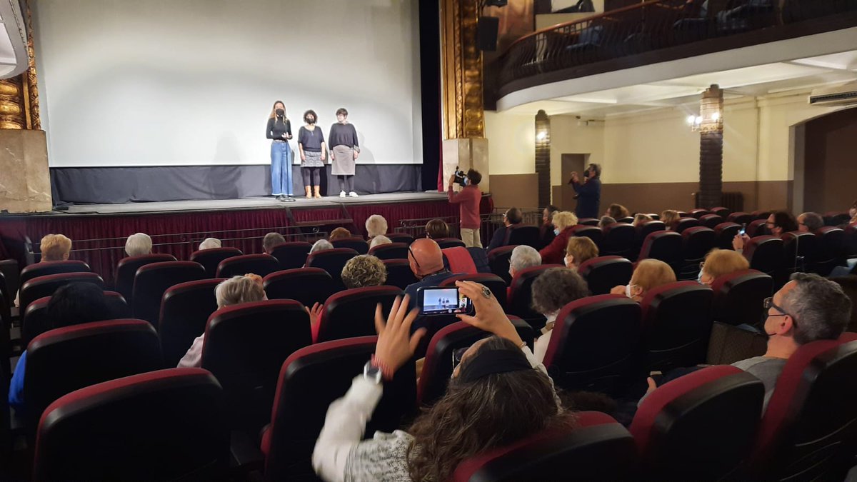 AlbaLopezVaras's tweet photo. Agraïda infinitament a totes aquestes dones (i les que no han pogut venir) per deixar-nos entrar a les seves vides i explicar-les el millor que hem pogut. Agraïda de fer-ho amb grans companyes de viatge, @fabskje @juliavigop, Mireia i la resta de @DretsCivilsStgs #8MSitges https://t.co/cFqE0KSLJE