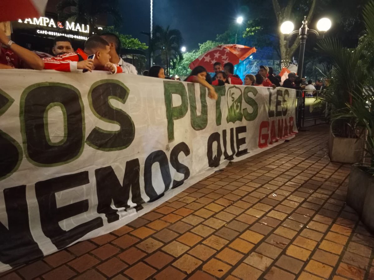 AmericaPHT's tweet photo. Dale rojo CAMPEÓN, a esos putos les tenemos que ganar!!! https://t.co/rZi4KZutdU