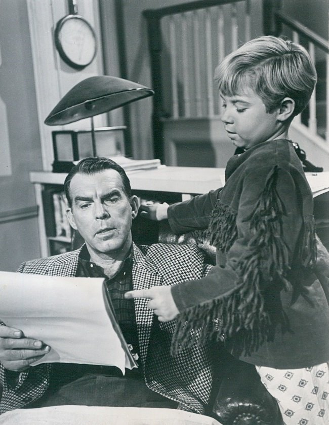 BjorkbackaHannu's tweet photo. #TimConsidine My Three Sons also shown on Finnish TV "Kolme poikaani" c. 1967-68. Last year saw Considine in The Hardy Boys #Youtube in the Applegate Mystery - prompted by news of Tommy Kirk's death in September, and the new Hardy Boys series. #EverybodyGoes
via @UlteriousFilm https://t.co/HLF852tizI