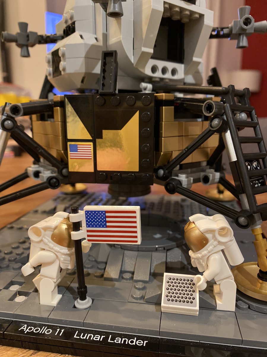 mathieucrucq's tweet image. Jolie bestiole ! #lego #lunarmodule