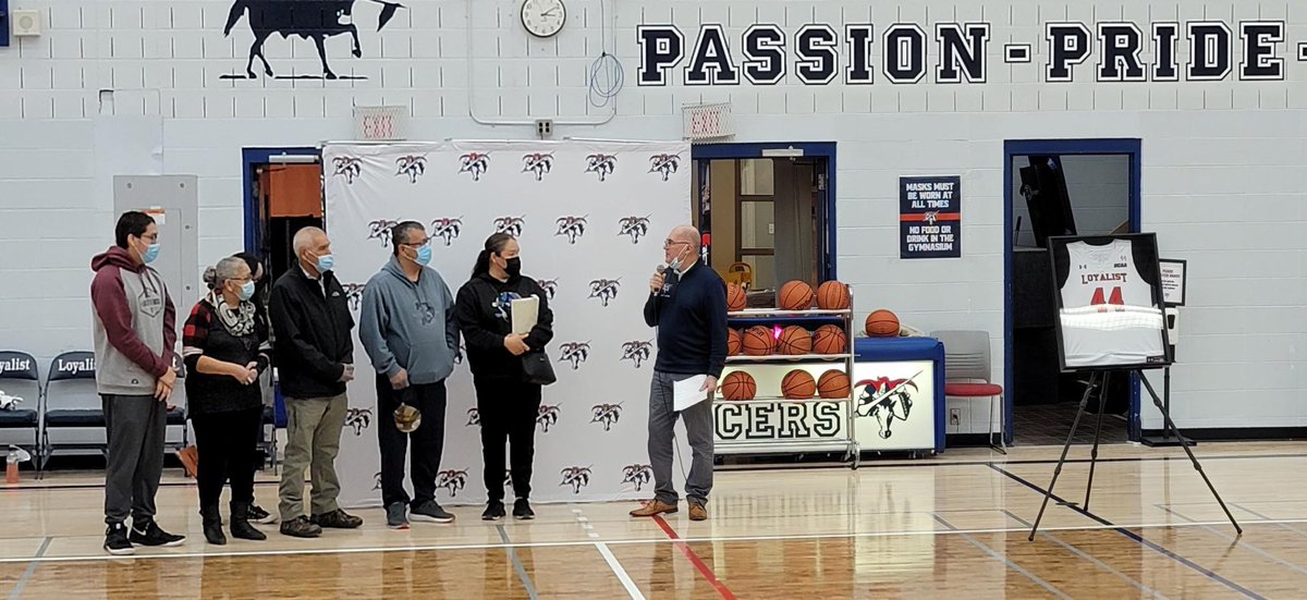 amvaughan's tweet image. A special moment as we honour ⁦@LoyalistLancers⁩ MBB player ⁦@TheOCAA⁩ and ⁦@LoyalistCollege⁩ student Jayden White who tragically passed away last year. Honoured to have his family here to remember #lancerpride #number44   #inremembrance