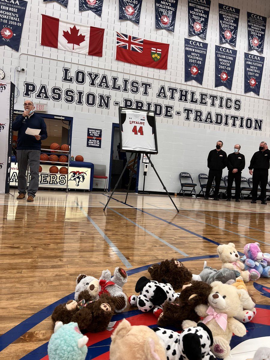 amvaughan's tweet image. A special moment as we honour ⁦@LoyalistLancers⁩ MBB player ⁦@TheOCAA⁩ and ⁦@LoyalistCollege⁩ student Jayden White who tragically passed away last year. Honoured to have his family here to remember #lancerpride #number44   #inremembrance