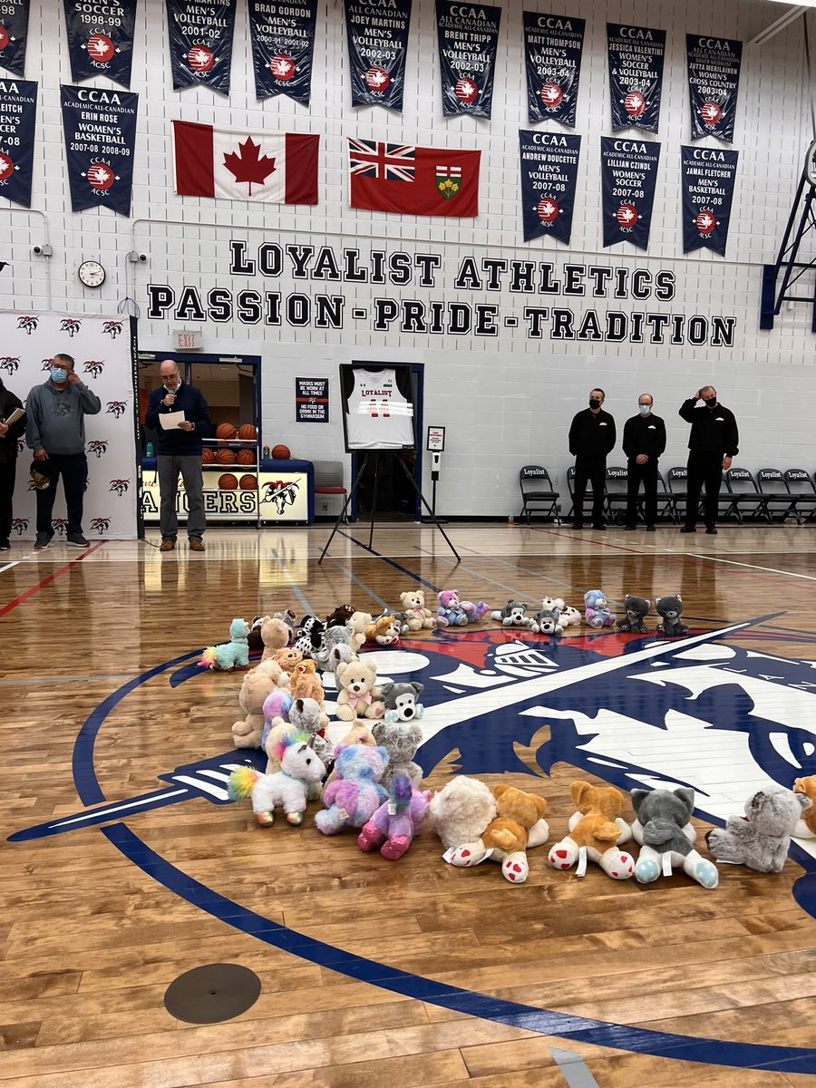 amvaughan's tweet image. A special moment as we honour ⁦@LoyalistLancers⁩ MBB player ⁦@TheOCAA⁩ and ⁦@LoyalistCollege⁩ student Jayden White who tragically passed away last year. Honoured to have his family here to remember #lancerpride #number44   #inremembrance