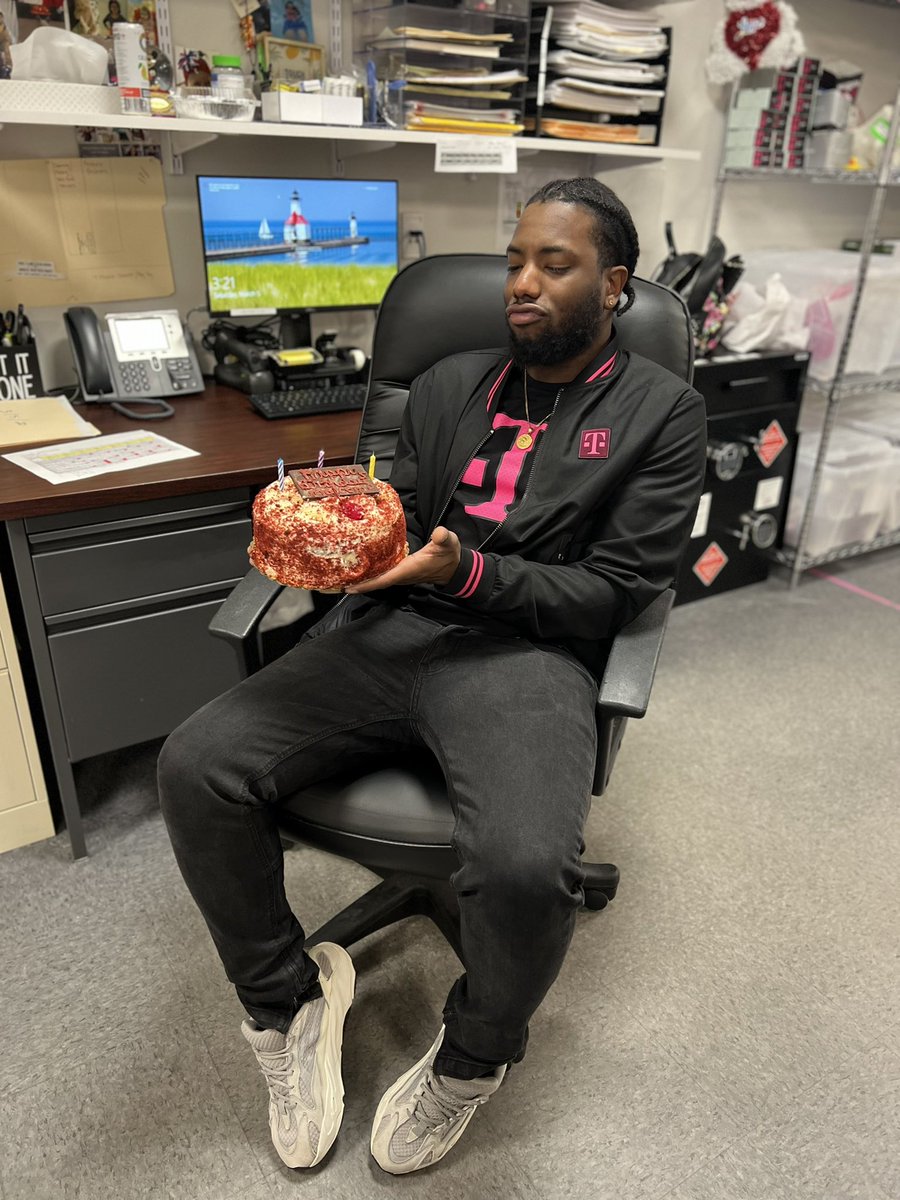 MagentaMal's tweet photo. Never too early to start celebrating!! Thank you to my @TMobile team for helping me kick off my birthday festivities w. my favorite, RED VELVET CAKE!!😍😍😍😍 So grateful to be surrounded by such great vibes and energy from you guys everyday. ❤️ @CayanYeliz https://t.co/madrSydIa1