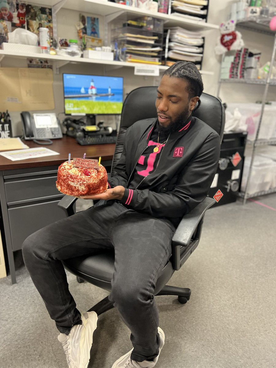 MagentaMal's tweet photo. Never too early to start celebrating!! Thank you to my @TMobile team for helping me kick off my birthday festivities w. my favorite, RED VELVET CAKE!!😍😍😍😍 So grateful to be surrounded by such great vibes and energy from you guys everyday. ❤️ @CayanYeliz https://t.co/madrSydIa1
