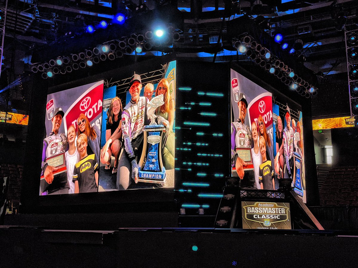 FishHardDave's tweet photo. A touching tribute to Aaron Martens at the @bassmaster Classic weigh-in in the Bon Secours Wellness Arena! #RIPAaron #RememberingAaron #BassmasterClassic https://t.co/Mdb2VKAXtp