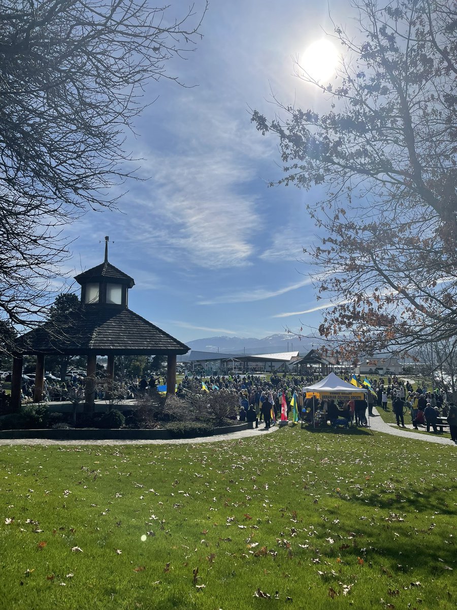 TownofComox's tweet photo. What an amazing show of support 🇺🇦

Thank you to the hundreds of Comox Valley residents and visitors for taking time to honour the Ukrainian people today. This truly is a supportive community! ❤️
#Comox #ComoxValley #StandWithUkraine️ https://t.co/Bc0ySPDHLT