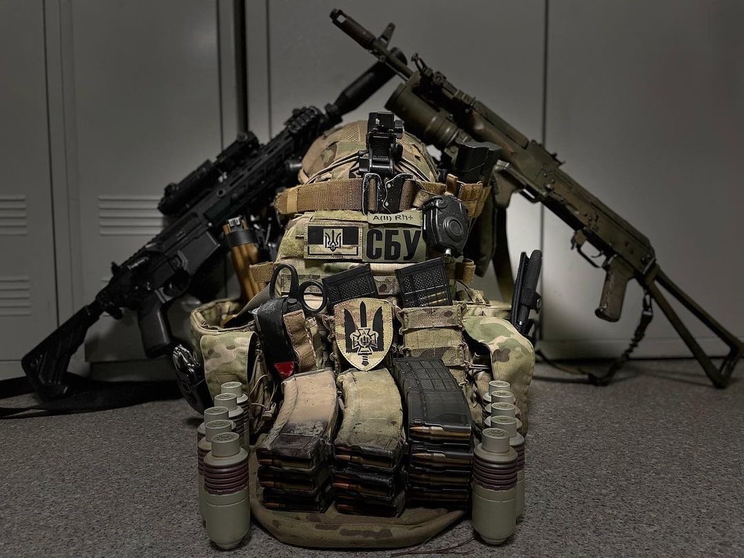 GreyDynamics's tweet photo. #SBUAlpha load out in preparation for the Russian invasion of #Kyiv.

East meets West AK-74 and what seems to be a SIG MCX. SIG rifles seem very popular among Ukrainian #SOF units.

📸 SBU Alpha 

#UkraineRussianWar https://t.co/M9m8N9MQL5
