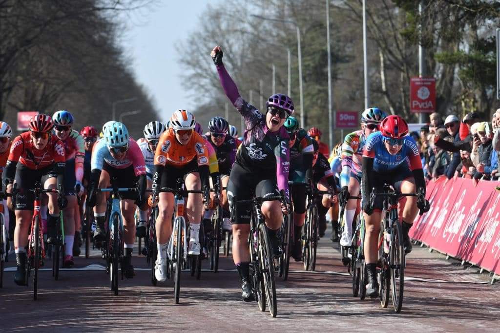 Mentre a Siena si celebravano i vincitori della <a href="/StradeBianche/">Strade Bianche</a> , in Olanda <a href="/BarbieriRachele/">Rachele Barbieri</a> ha centrato nella 3a tappa del EasyToys Bloeizone Fryslân Tour la prima vittoria in maglia @LivRacingXstra precedendo <a href="/martinafidanza/">Martina</a> #welldone #goodjob