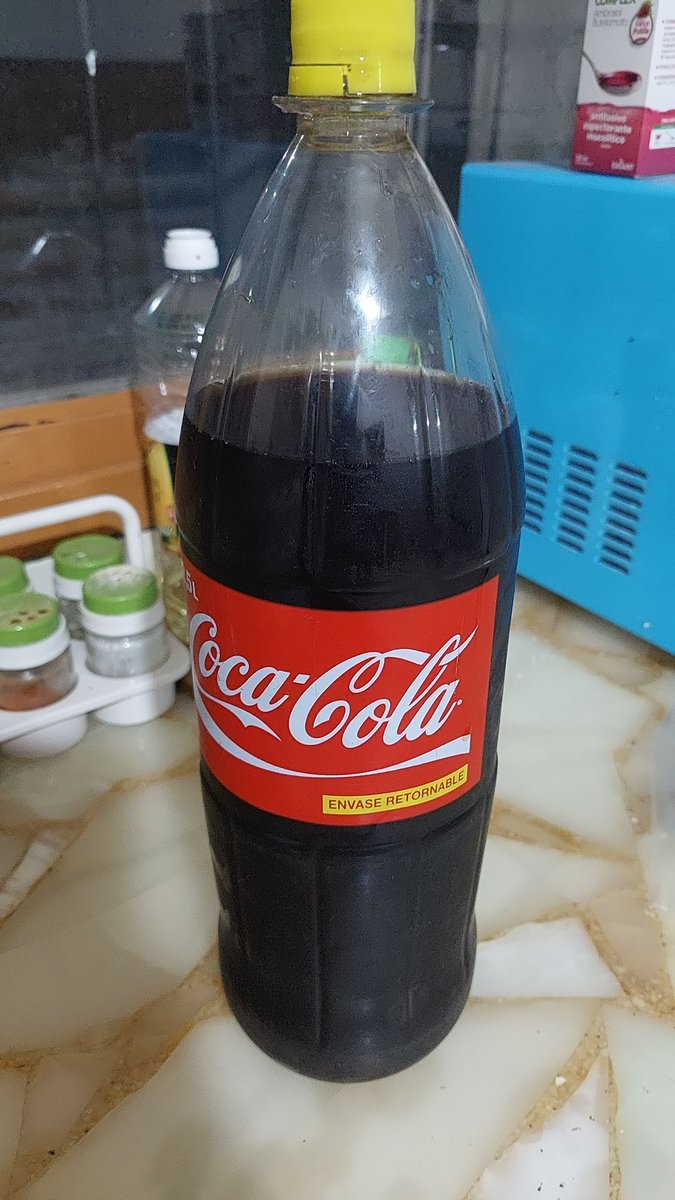 RomiiUB's tweet photo. Segunda vez que compramos una coca en envase retornaba y la porquería viene SIN GAS!!! Porque sus envases de mierda vienen con rajaduras @CocaColaCoAR 😡🤬 https://t.co/IzvGT2xEEq