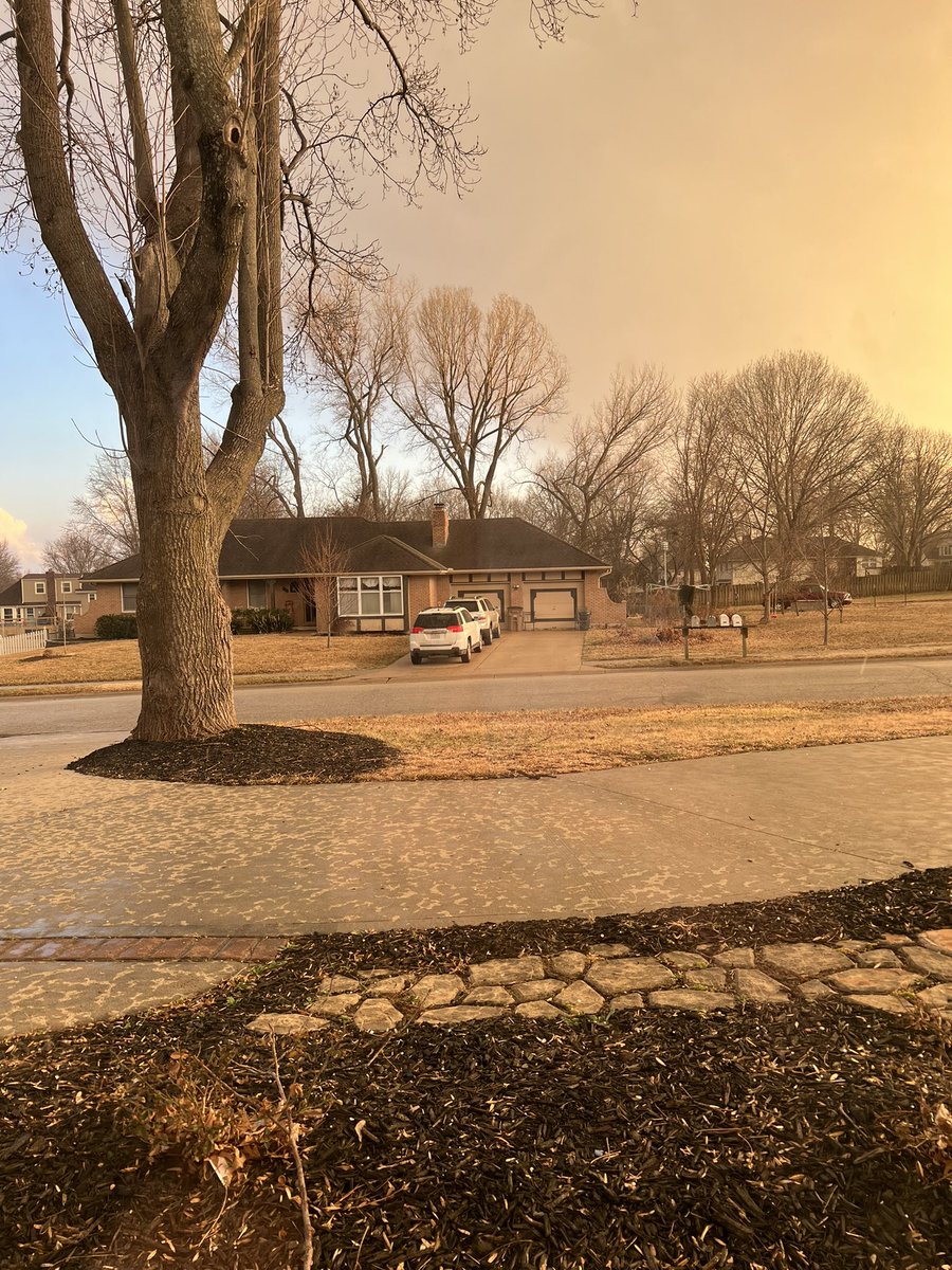 These storms forming over Raymore are producing sonic ice sized hail. Super cool to watch though! <a href="/glezak/">Gary Lezak</a> <a href="/NWSKansasCity/">NWS Kansas City</a>