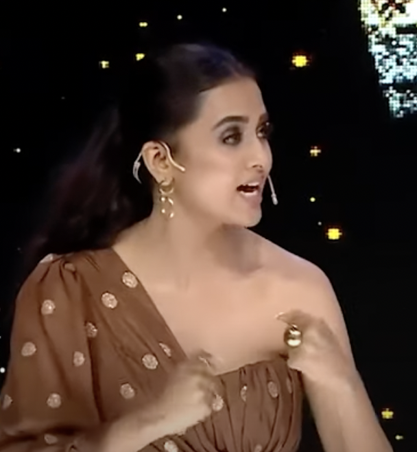 chaosandink's tweet photo. Appreciation post for Tejasswi, for being absolutely unfiltered with her honest answers and funny one liners. Her answers were so damn relatable and smart. She represents my generation of girls. Bold, fun, fierce and unbothered!

#TejRan
#RulaDetiHai
#RDHwithTeamNight https://t.co/vwOUKtXf3f