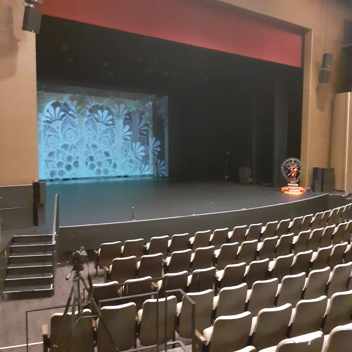 DanceUpasana's tweet photo. Tonight, we are honouring senior #Kathak student Aarthi's years of dedication and training as she graces the stage to present her debut performance, a Ranga Pravesh, under the guidance of her Guru, Saveeta Sharma. #rangapravesh https://t.co/w407wXYyEz