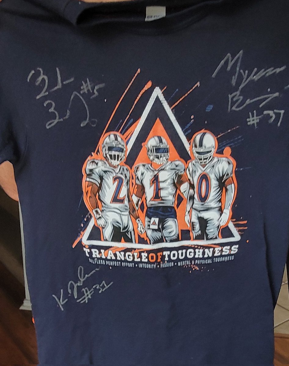 RBoogie33's tweet photo. Hey @RoadrunnerW210 My family were so excited that y'all signed their shirts . My flag never looked better. Y'all are truly good guys and do great work. We will definitely be calling y'all out again!!! #UTSAFamily #UTSAfans #supportthehometeam https://t.co/GAyKGJEhoT