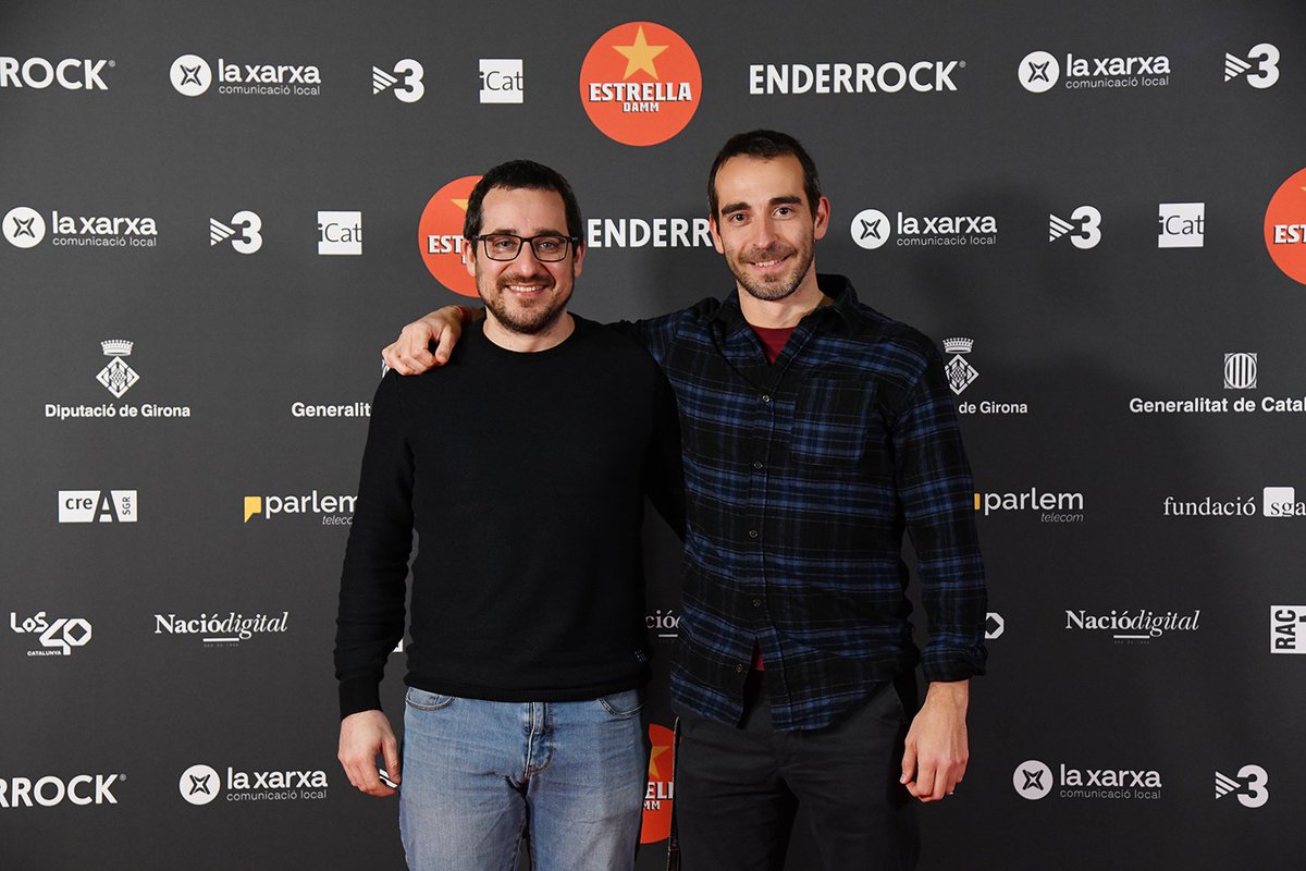 Avui hem pensat que després d'un any encara no ens havíem presentat davant vostre. Així doncs, aprofitem aquesta foto que ens van fer dijous als premis <a href="/enderrock/">Enderrock</a> per fer-ho.