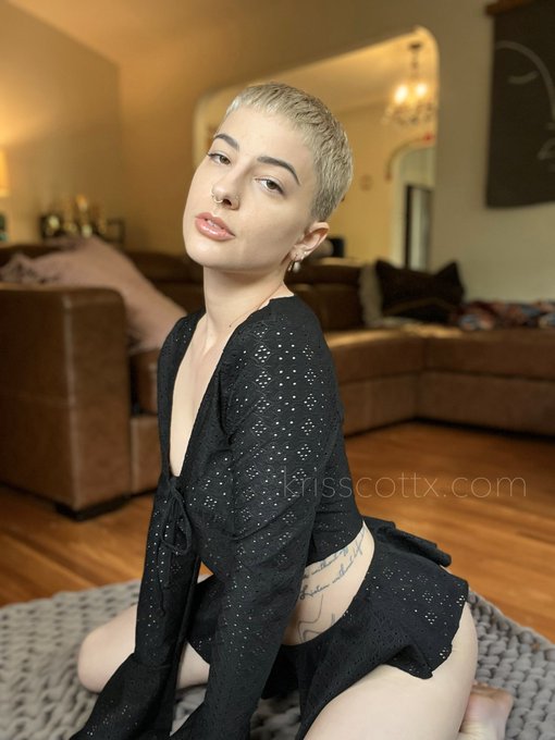 You want me to take it off? 🖤 https://t.co/rLiT0SrOLS