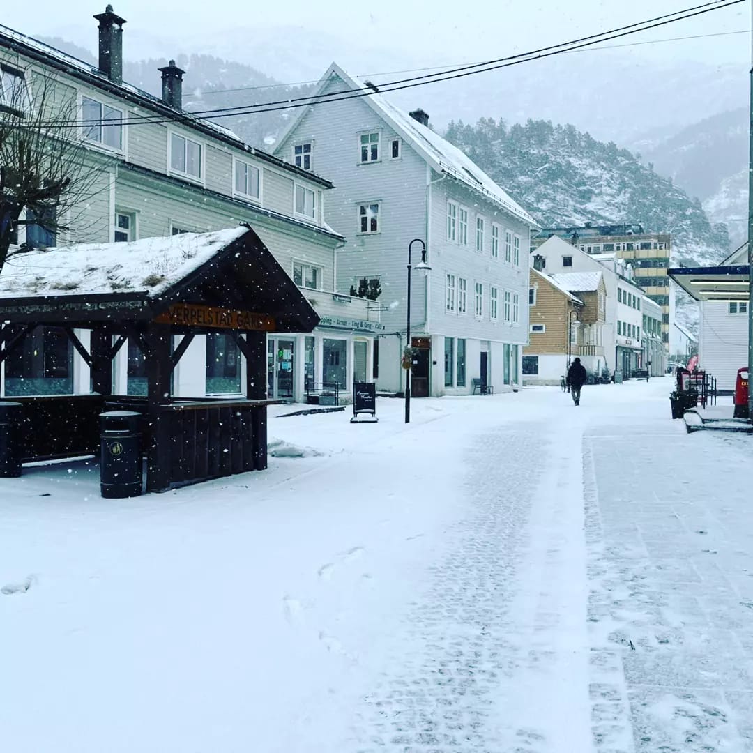 clorinda_ferral's tweet photo. Si visitas la Fábrica de suéteres en Dale,Norway, tienes que ir al centro de la ciudad! Un pueblo hermoso y aunque había tormenta de nieve, no impidió salir a caminar! #beutifulplace #snowstorm #amonorway #familytime ❤🤩💯❄🇧🇻🫂🧥🧦🥾🧣# https://t.co/hDYQpEHbel