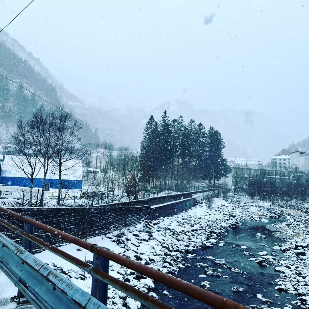 clorinda_ferral's tweet photo. Si visitas la Fábrica de suéteres en Dale,Norway, tienes que ir al centro de la ciudad! Un pueblo hermoso y aunque había tormenta de nieve, no impidió salir a caminar! #beutifulplace #snowstorm #amonorway #familytime ❤🤩💯❄🇧🇻🫂🧥🧦🥾🧣# https://t.co/hDYQpEHbel