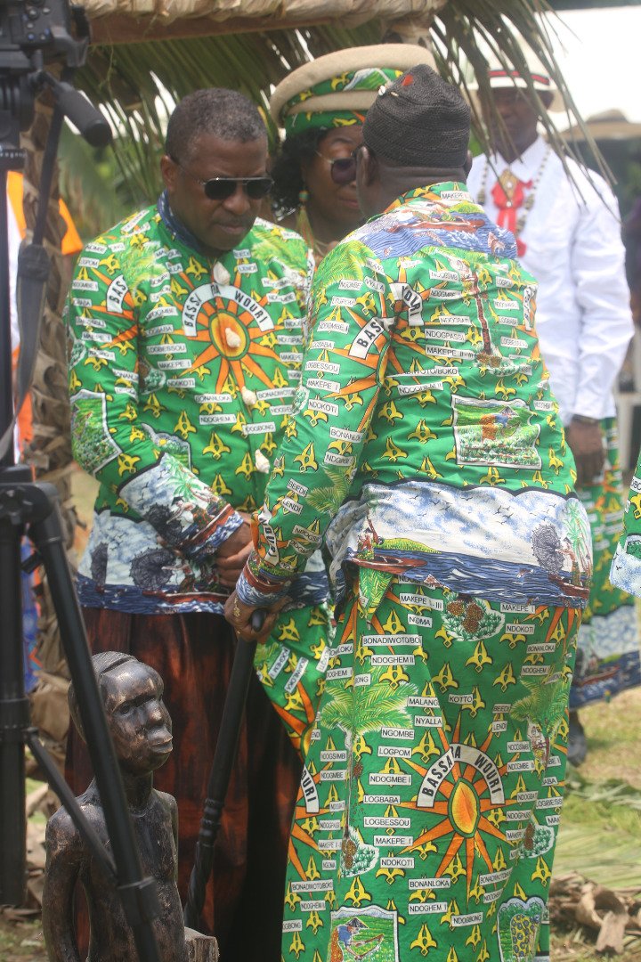 ValentinEpoupa's tweet photo. C'était en présence des chefs traditionnels des différents villages du canton, réunis pour la circonstance en la chefferie supérieure sise à Ndogbong https://t.co/uhElLepq0t