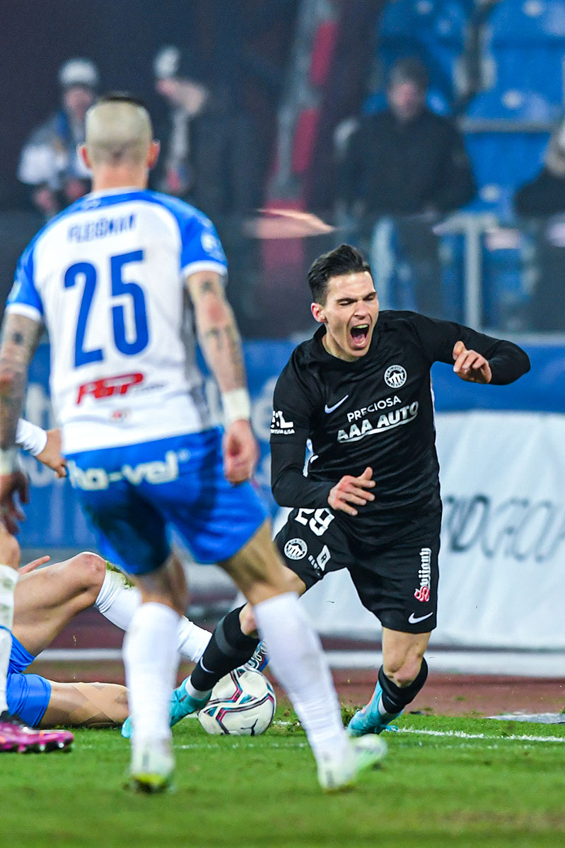 FCSlovanLiberec's tweet photo. Další záběry z dnešního duelu #OVALIB najdete ve fotogalerii na webu #FCSL: 
https://t.co/AqytNNq4Mk https://t.co/FMfhD5JkGz