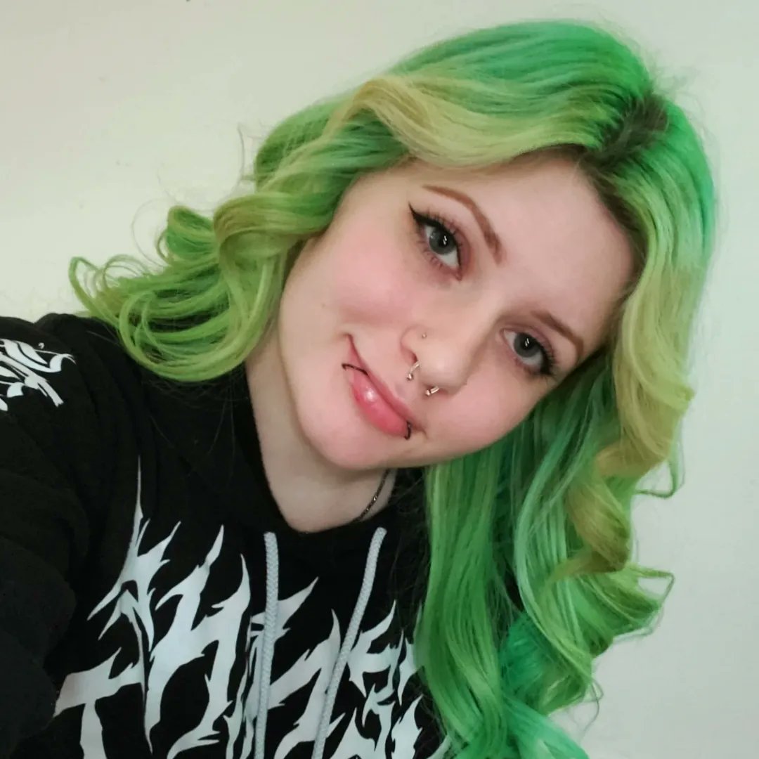 taysnotonfire's tweet photo. Just feeling good today 😊💚 https://t.co/bjUCcmGhqR