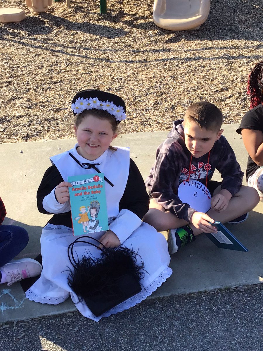 Riversidereads's tweet photo. Riverside Elementary caps off Read Across America Week with our Storybook Character Parade!  https://t.co/EYwtW7KIf0 #HCSLibraryMedia #RESCHIEFSREAD https://t.co/qqmVek8aZD