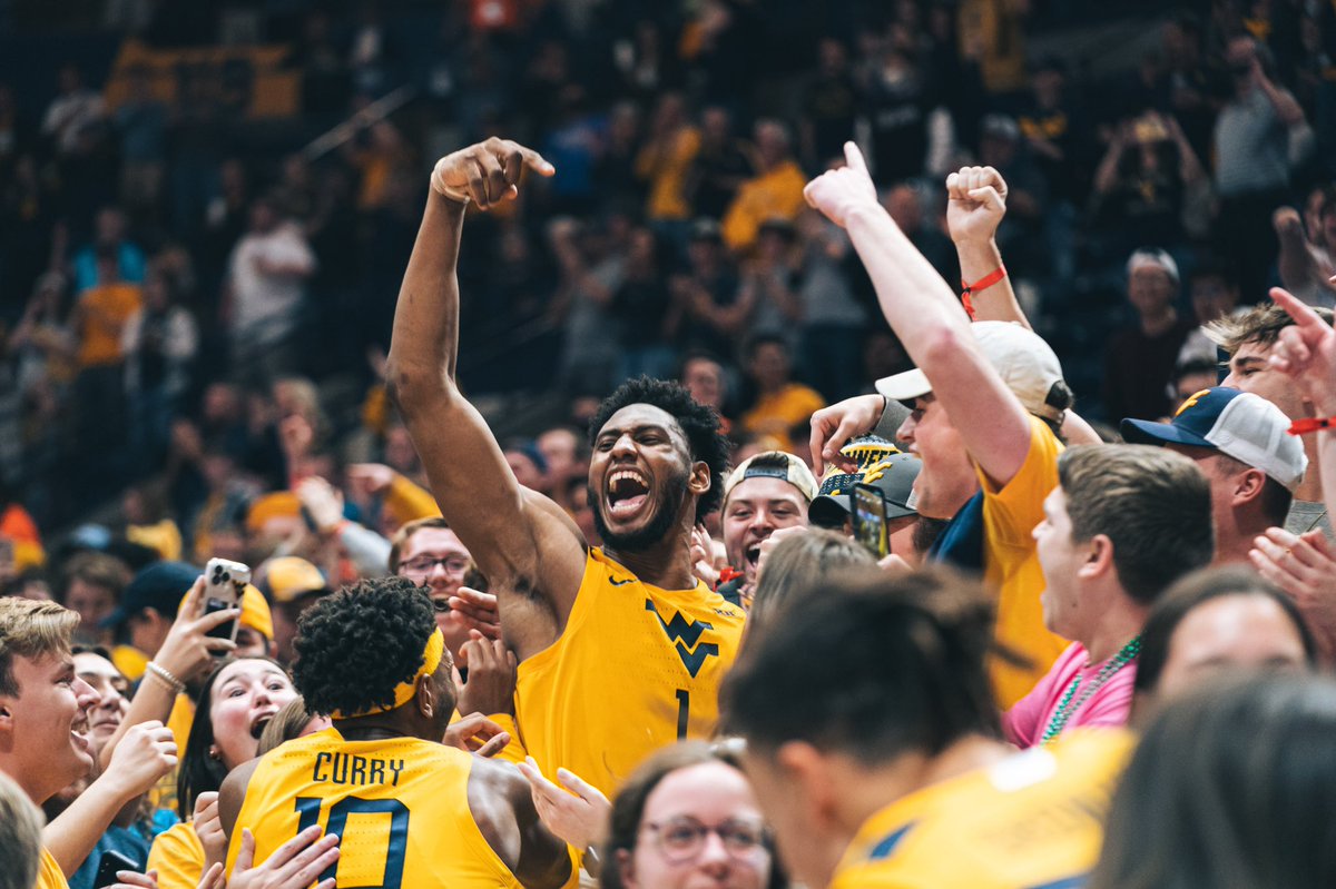 WVUhoops's tweet photo. No better tradition! #HailWV #CueCountryRoads https://t.co/eGz0xnQd9P