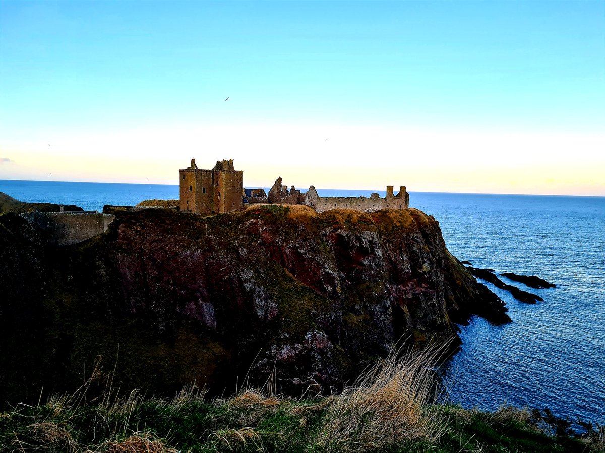 RachaelWallace's tweet photo. Dunnottar looking beautiful as ever with tonight's sky 😍 #VisitScotland #mytiso #stonehaven #dunnottarcastle #sunshine #Scotland https://t.co/Kmx9Jw6zeM