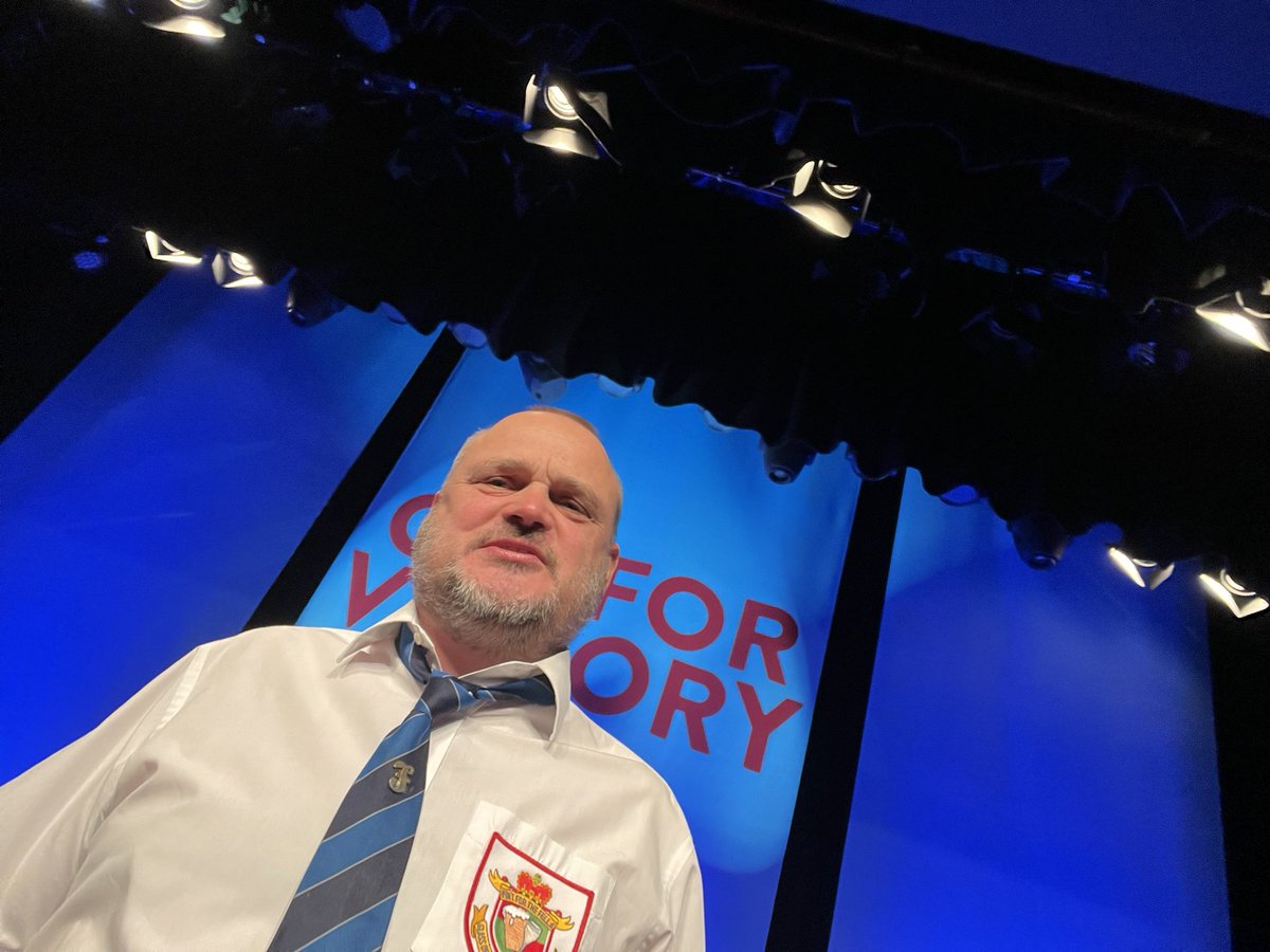 almurray's tweet photo. Tonight at @LboroTownHall a cracking night. Luke who doesn't make wheels and his Dad Kevin, Matt and Natalie, Jo and Joey and everyone else thanks for coming https://t.co/j69uwrQzlE