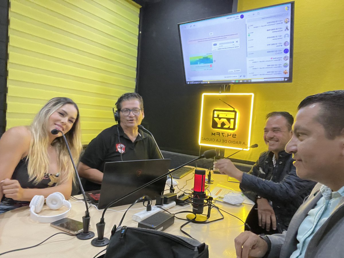 maycoldfl's tweet photo. hoy tuvimos la oportunidad de participar en el 94.7 de FM en #LosMarketeros siempre honrado por convivir con @Ppchuyhg un gran servidor público de la @SecEducacionJal @tipseducativos1 https://t.co/J1FbBsZiCK