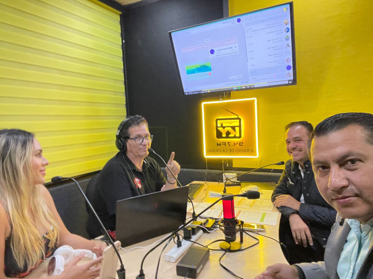 maycoldfl's tweet photo. hoy tuvimos la oportunidad de participar en el 94.7 de FM en #LosMarketeros siempre honrado por convivir con @Ppchuyhg un gran servidor público de la @SecEducacionJal @tipseducativos1 https://t.co/J1FbBsZiCK
