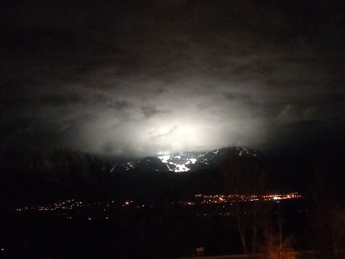 cpontsorribes's tweet photo. A Cerdanya tenim el trinxat tan interiorirzat que no en teníem prou en trinxar prats, horts i camps per fer segones residències, que ara posem potents llums a les estacions d'esquí per poder fer el 'guai' esquiant de nit a tocar d'un parc natural. I així ho anem trinxant tot. 👇 https://t.co/xNqg2nlKrd