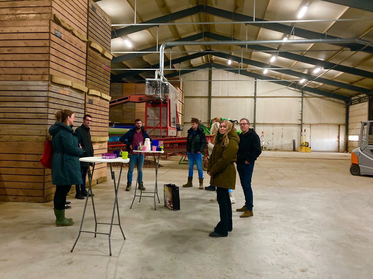 Werkbezoek bij akkerbouwbedrijf Nieuwenhuis tussen de landingsbanen. Onze landbouw verdient onze steun en een prominente plek in de polder!