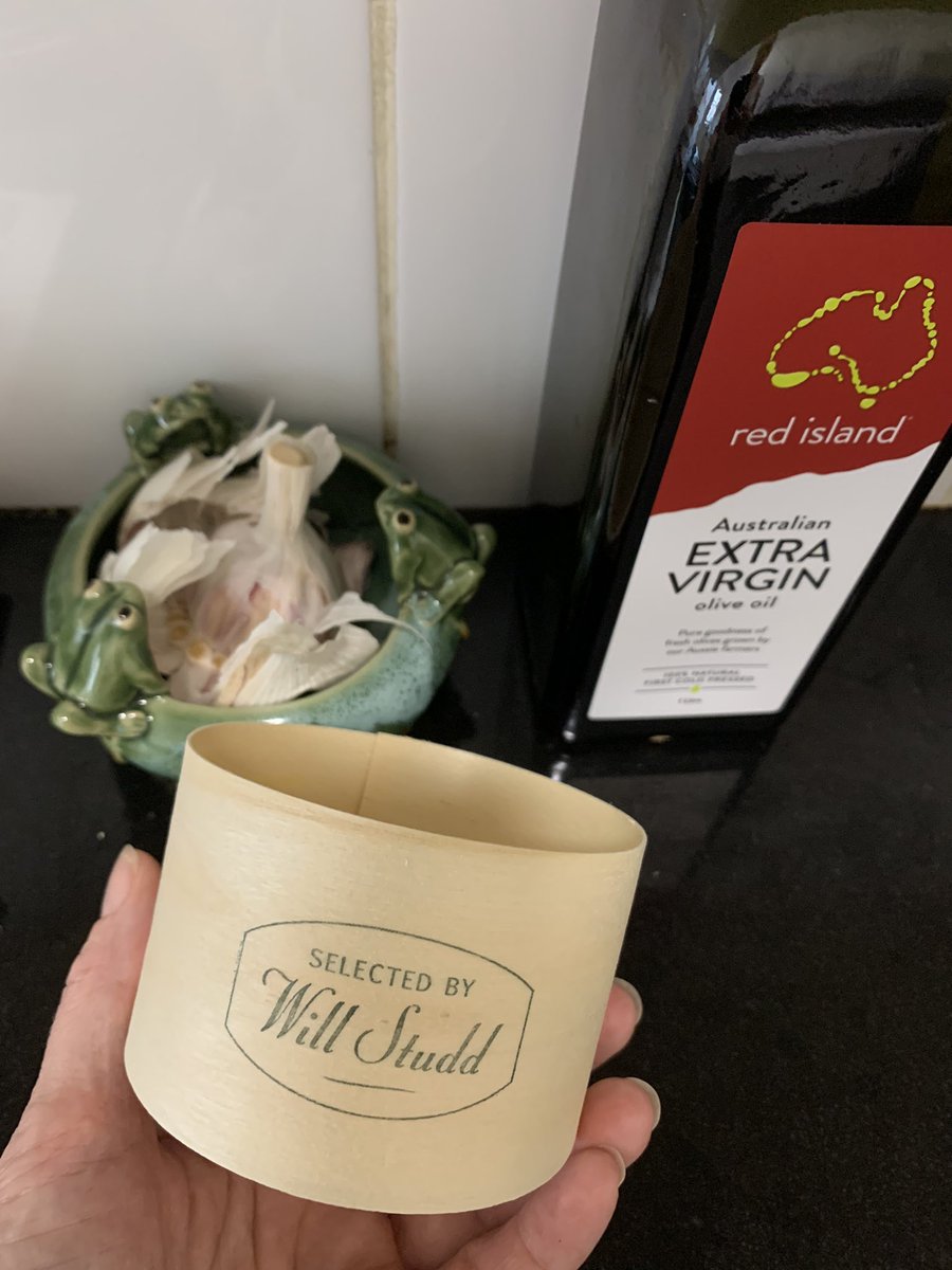 JuleSqueek's tweet image. Oh hahahaha yeah ~ this was my mental health therapy the last three nights.. Mmmmmm 😋 Is this the one you demolished? I’ve only just discovered this cheese sooooo good! 🙌