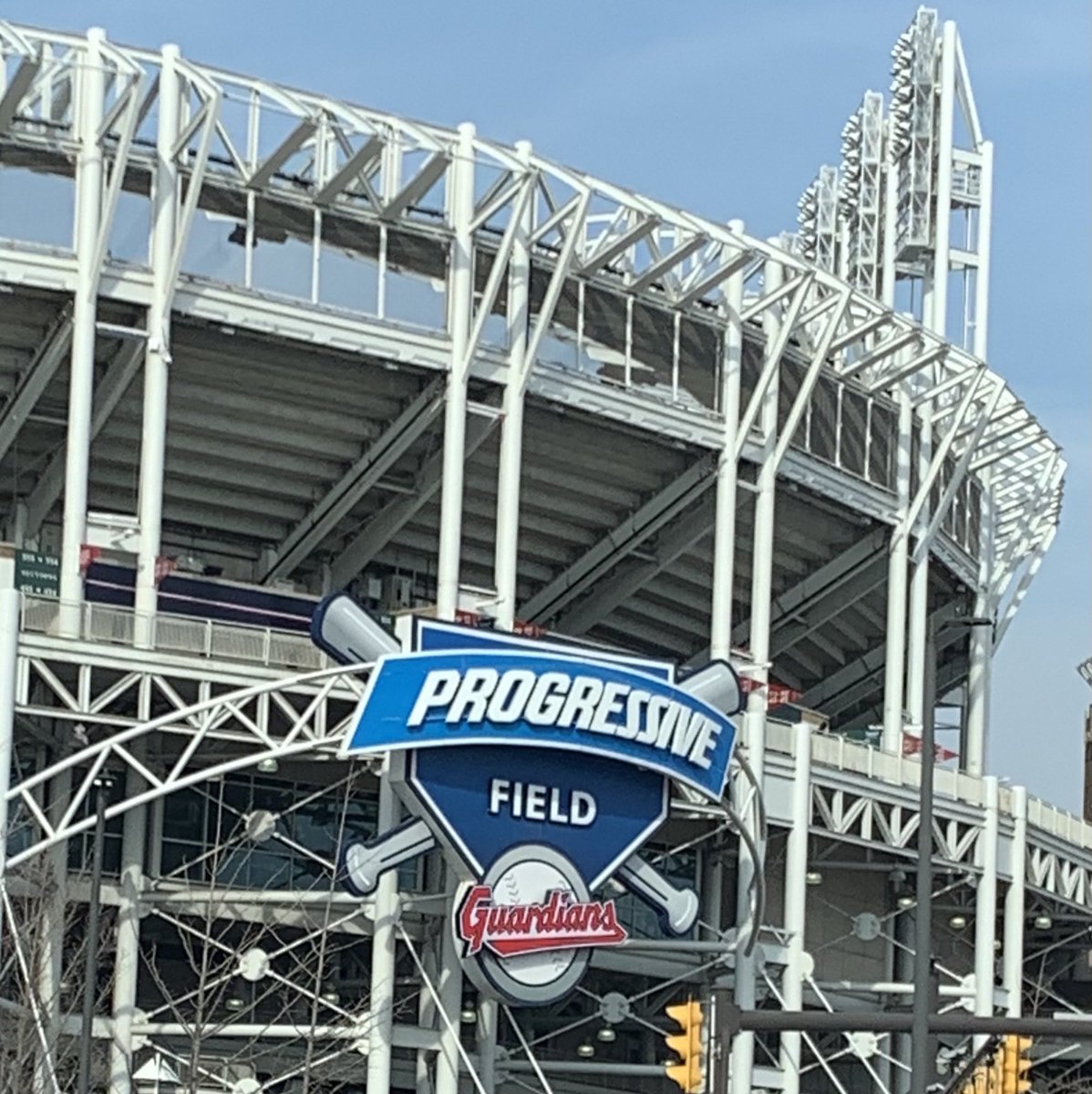 Little Cleveland tidbit: these statues on the bridge outside the stadium are ”The Guardians” (as in Guardians of Transport) which is why the MLB team is now the Cleveland Guardians (and not just because it kind of vaguely sounds like “Indians”) I’m learning something every day! https://t.co/ERpvSZIXto